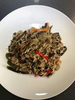 Una foto de Arroz con verduras y champiñones