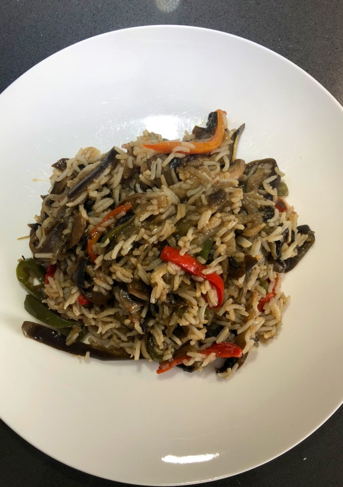 Una foto de Arroz con verduras y champiñones