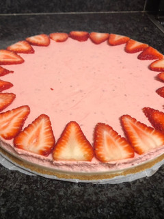 Una foto de Tarta de mousse de fresa y chocolate blanco (Mambo/Thermomix)