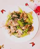 Ức gà xào cần tây