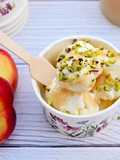 Gelato alla vaniglia con salsa alla pesca