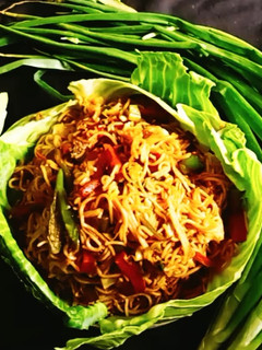 स्पाइसी नूडल्स(Spicy noodles recipe in Hindi) रेसिपी मुख्य फोटो