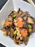 Wok de pollo con setas, edamame y salsa de ostras