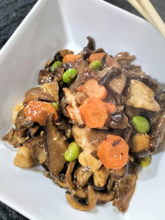 Una foto de Wok de pollo con setas, edamame y salsa de ostras