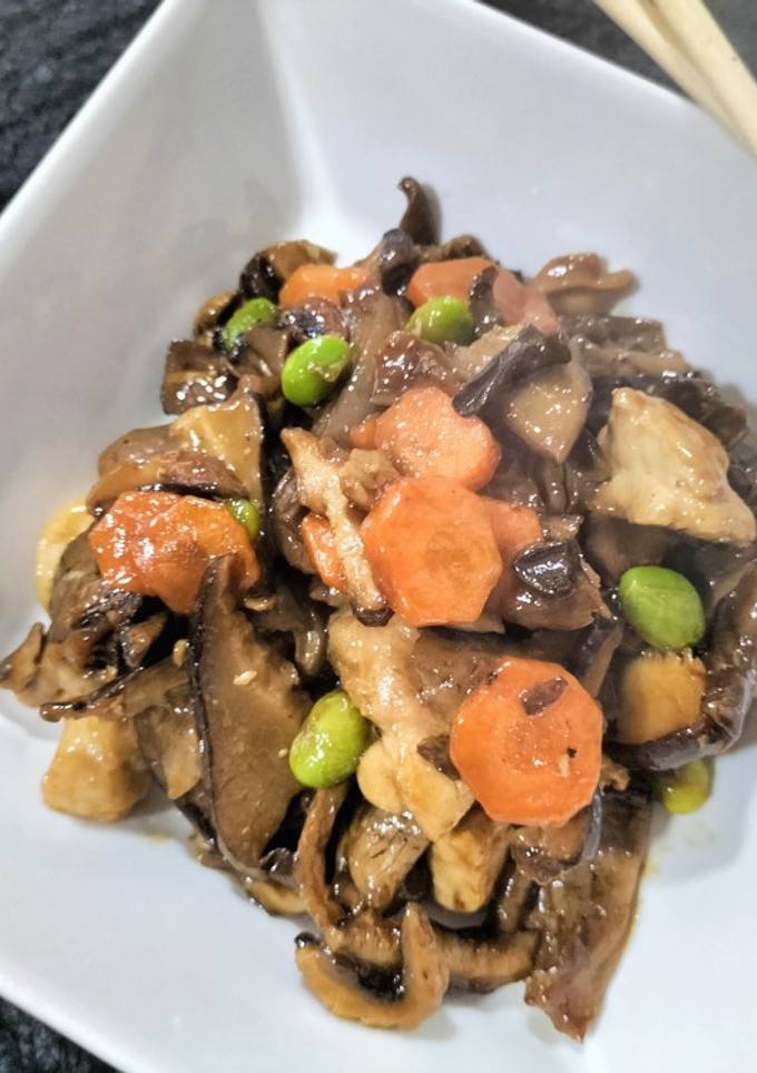 Una foto de Wok de pollo con setas, edamame y salsa de ostras