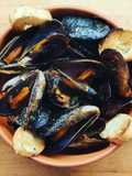 Guazzetto di cozze con crostini di pane all'aglio