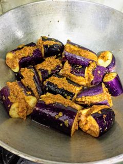 भरवा मसाला बैंगन (Bharwan Masala baingan recipe in Hindi) रेसिपी मुख्य फोटो