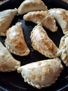 Una foto de Empanadas de carne cortada a cuchillo