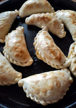 Una foto de Empanadas de carne cortada a cuchillo