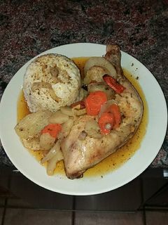 Una foto de Pollo al horno con patatas, cebolla, zanahoria y arroz