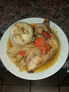Una foto de Pollo al horno con patatas, cebolla, zanahoria y arroz