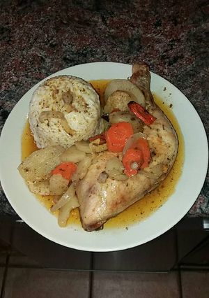Una foto de Pollo al horno con patatas, cebolla, zanahoria y arroz