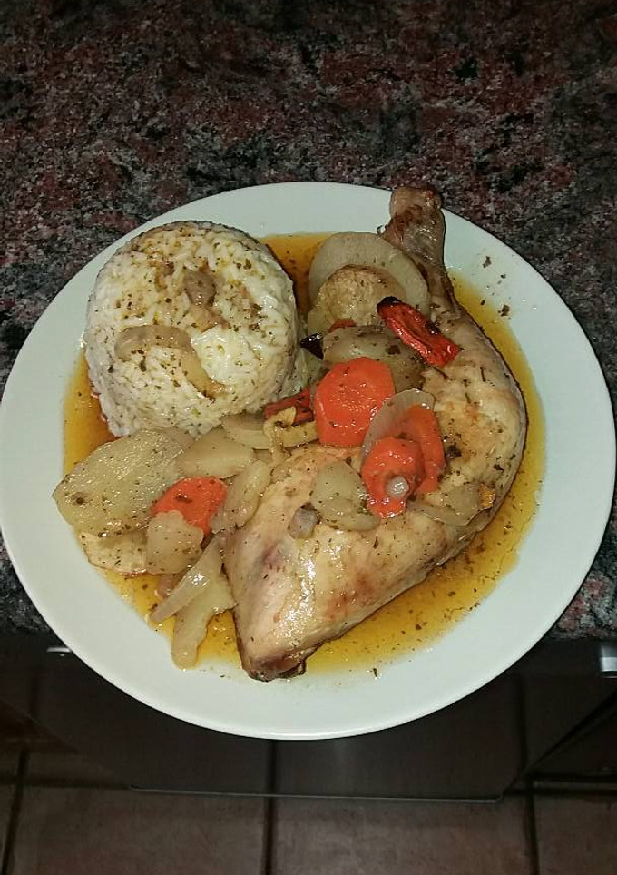Una foto de Pollo al horno con patatas, cebolla, zanahoria y arroz