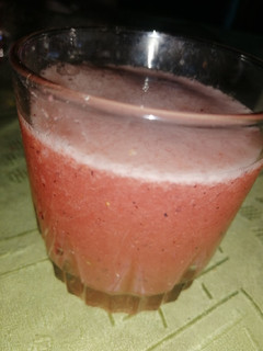 Una foto de Licuado de frutilla, durazno y arándanos