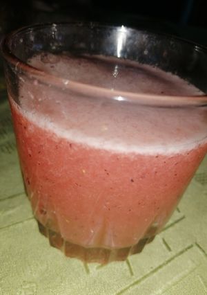 Una foto de Licuado de frutilla, durazno y arándanos