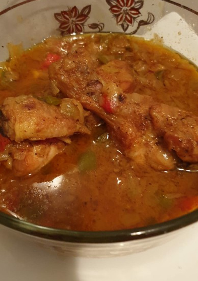 Una foto de Pollos en salsa de verduras