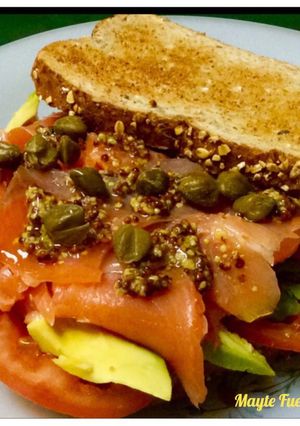 Foto principal de Sándwich de trucha ahumada con tomate, aguacate y alcaparras