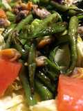Ensalada templada con piparras, salmón y berberechos