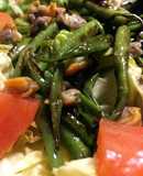 Ensalada templada con piparras, salmón y berberechos