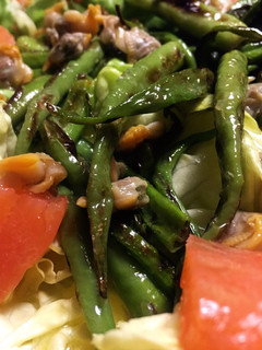 Una foto de Ensalada templada con piparras, salmón y berberechos