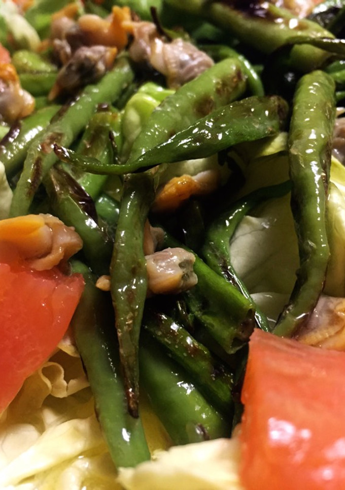 Una foto de Ensalada templada con piparras, salmón y berberechos