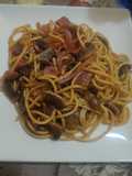 Espaguetis con champiñones, cebolla y jamón
