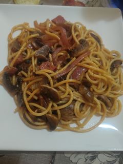 Una foto de Espaguetis con champiñones, cebolla y jamón