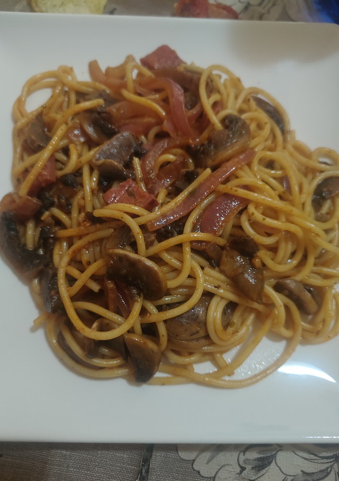 Una foto de Espaguetis con champiñones, cebolla y jamón