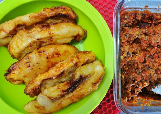 Pisang Goreng cocol Sambal Ikan Roa (ala Manado)