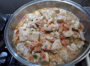 Una foto de Barracuda con verduras y zumo de coco