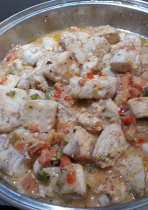 Una foto de Barracuda con verduras y zumo de coco