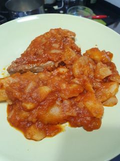 Una foto de Atún en salsa con patatas