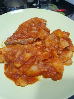 Una foto de Atún en salsa con patatas