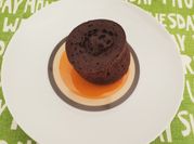 Una foto de leche de almendras y cacao amargo
