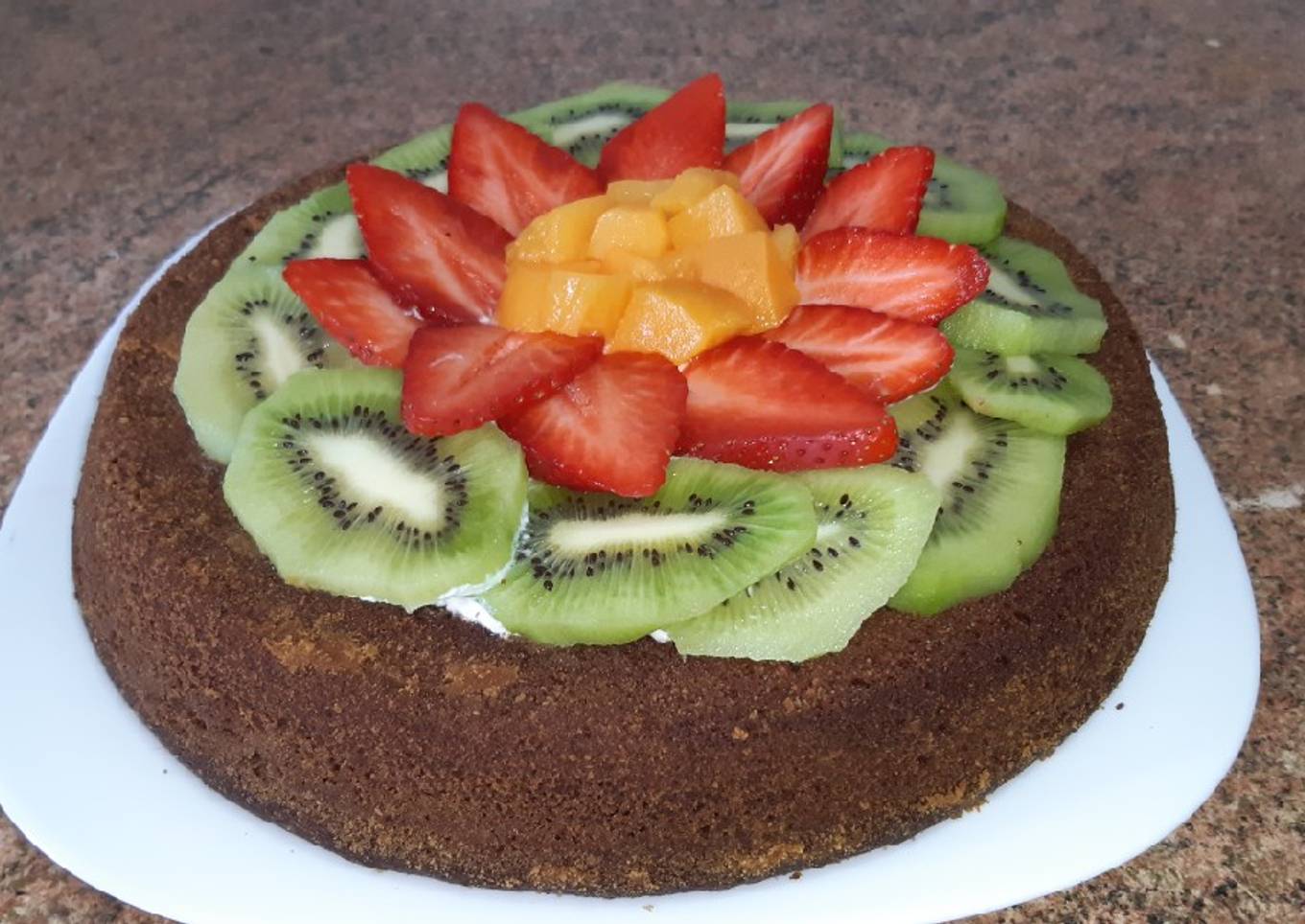 Tarta sin harina con frutas y nata
