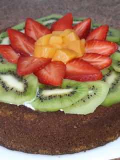 Una foto de Tarta sin harina con frutas y nata