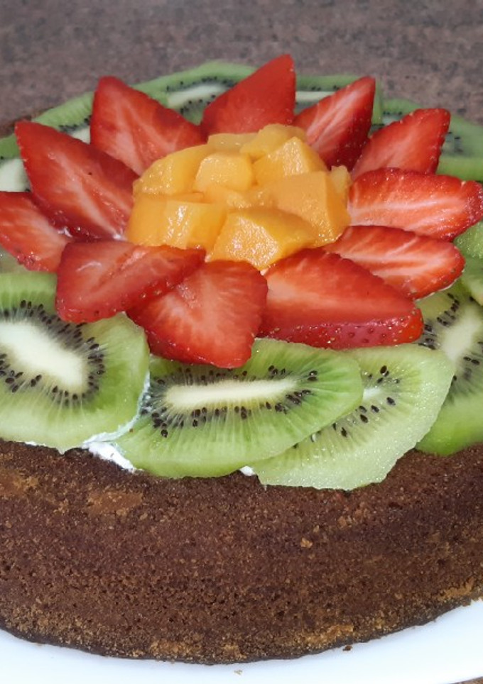 Una foto de Tarta sin harina con frutas y nata