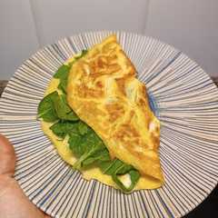 Una foto de Tortilla con espinacas y queso