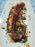 Pulpo trufado a la plancha con sriracha