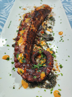 Una foto de Pulpo trufado a la plancha con sriracha