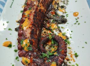Una foto de Pulpo trufado a la plancha con sriracha