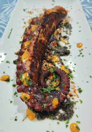 Una foto de Pulpo trufado a la plancha con sriracha