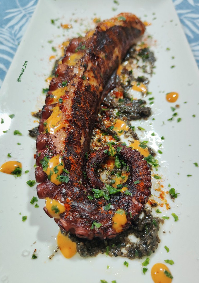 Una foto de Pulpo trufado a la plancha con sriracha
