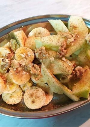 Φωτογραφία της συνταγής Μήλο 🍎 μπανάνα 🍌 με μέλι 🍯 και καρύδια
