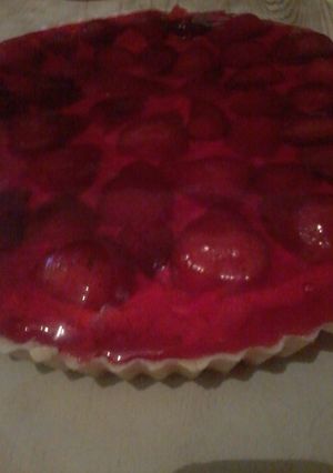 Una foto de Tarta de frutilla y crema chantilly