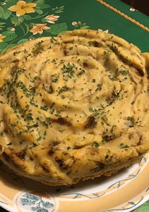Une photo de Gâteau de polenta au jambon blanc, tomates séchées et fromage de chèvre