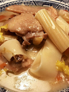 Una foto de Sopa de pollo de corral con verduras y pastas