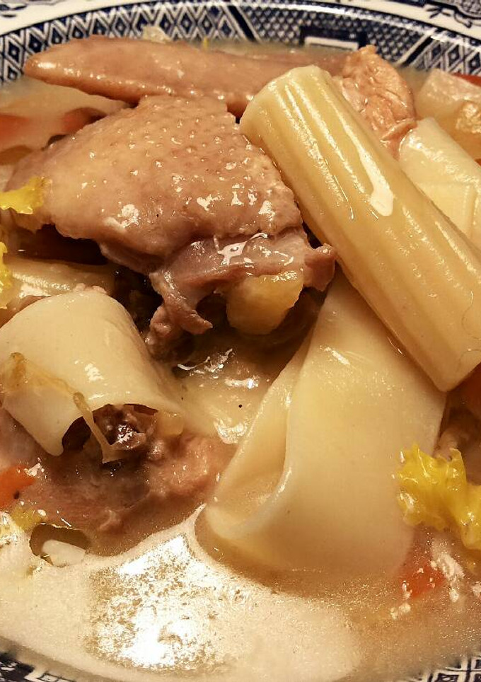 Una foto de Sopa de pollo de corral con verduras y pastas