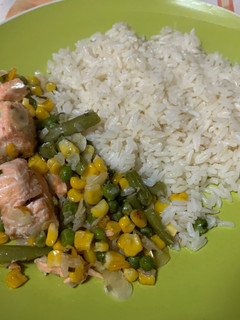 Foto de Lombos de salmão com legumes e amêndoa