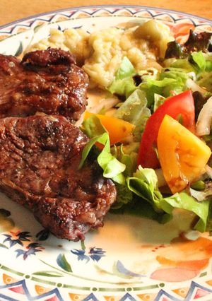Una foto de Asau a la parrilla, a la mía (campeón),con trixta y berengenas asadas en ensalada